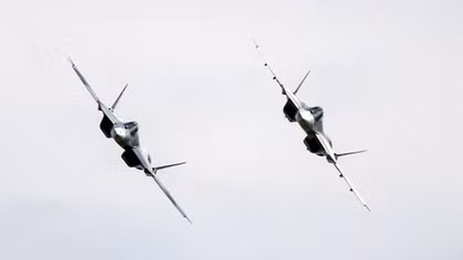 Thót tim xem 2 máy bay Su-57 “vờn nhau” trên không