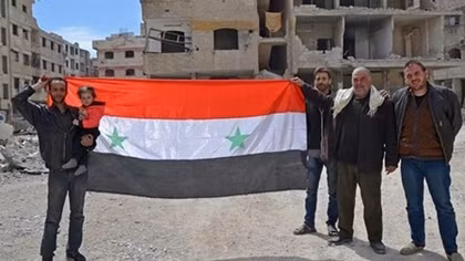 Quốc kỳ Syria bay cao trên bầu trời Douma, thị trấn hoàn toàn được giải phóng