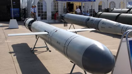 Nga khoe tên lửa hành trình đa năng mới 3M-14E1 tại Kuwait