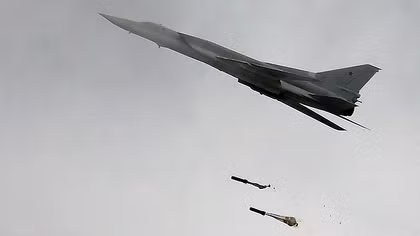 Máy bay ném bom Tupolev-23M3 và tàu ngầm Kolpino của Nga đồng loạt tấn công IS