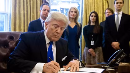 Tổng thống Mỹ Donald Trump ký lệnh cấm nhập cư trái phép