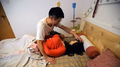 Xót xa câu chuyện bác sĩ “cưới” búp bê sau khi vợ mất vì ung thư