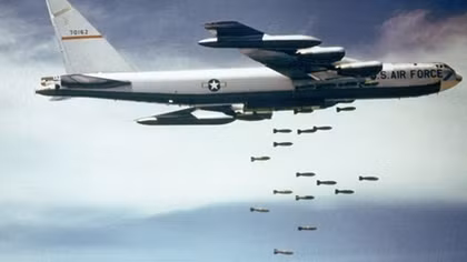 Xem B-52 của Mỹ dội bom tiêu diệt khủng bố Taliban