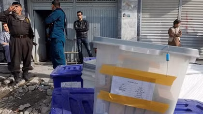 Nổ liên tục làm rung chuyển các trung tâm bầu cử ở Afghanistan