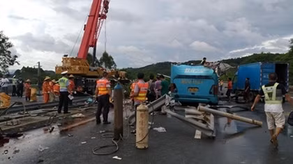 Lật xe trên đường cao tốc ở Trung Quốc, 19 người chết