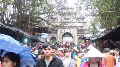 Hàng vạn du khách đến với ngày khai hội chùa Hương năm 2018