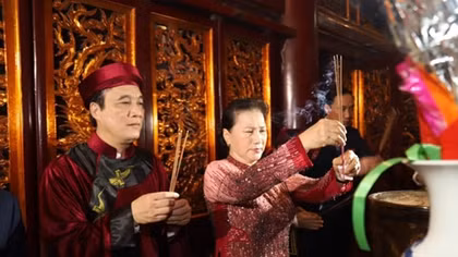 Chủ tịch Quốc hội Nguyễn Thị Kim Ngân dâng hương tưởng nhớ các vua Hùng