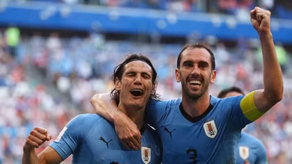 Uruguay thắng dễ Nga 3-0, Salah trắng tay rời World Cup