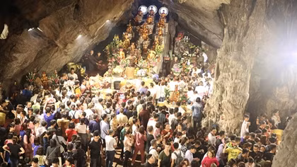 Chen chân Khai hội chùa Hương