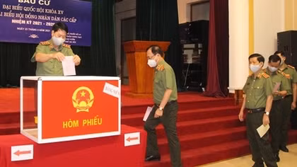 Lãnh đạo, cán bộ, chiến sĩ Bộ Công an bỏ phiếu lựa chọn ứng viên Quốc hội và HĐND các cấp
