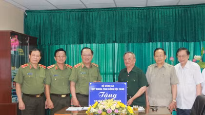 Bộ Công an tặng 10 nhà tình nghĩa cho cựu TNXP có hoàn cảnh khó khăn