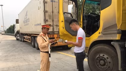 Ra quân xử lý xe khách, xe vi phạm giao thông trên các tuyến cao tốc