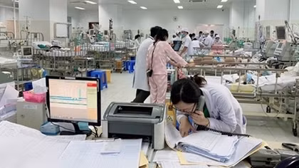 Té vào xô nước, bé trai 4 tuổi tử vong