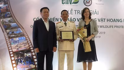 Hai cán bộ công an được vinh danh trong công tác bảo vệ động vật hoang dã