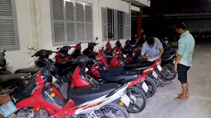 Ngăn chặn đua xe trái phép, một CSGT bị quái xế tông gãy chân