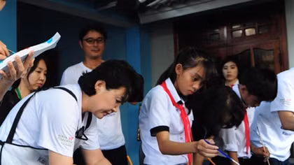 Phu nhân Tổng thống Hàn Quốc cùng thiếu nhi tô điểm thêm cho các bức bích họa 