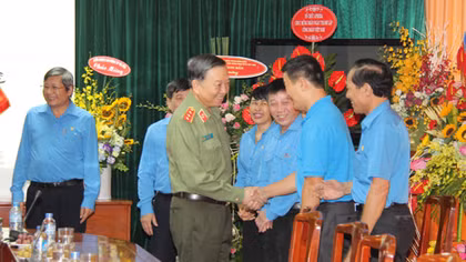 Bộ trưởng Tô Lâm chúc mừng Ngày thành lập Công đoàn Việt Nam