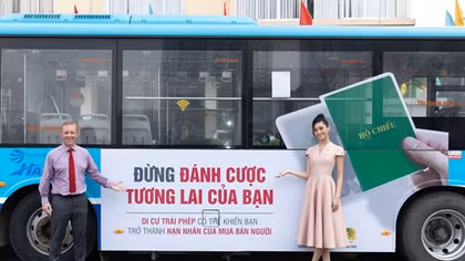 Đại sứ Anh và Hoa hậu Lương Thuỳ Linh tuyên truyền chống buôn bán người