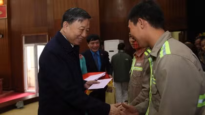 Bộ trưởng Tô Lâm tặng quà Tết cho công nhân lao động