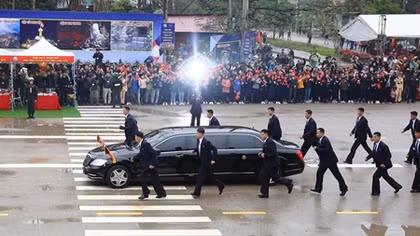 Đoàn vệ sĩ chạy bộ theo sát Chủ tịch Triều Tiên Kim Jong-un ở Đồng Đăng