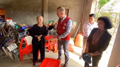 Đại sứ Anh thăm người dân vùng lũ lụt Quảng Bình