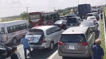 Tai nạn liên hoàn gây kẹt xe nghiêm trọng trên cao tốc