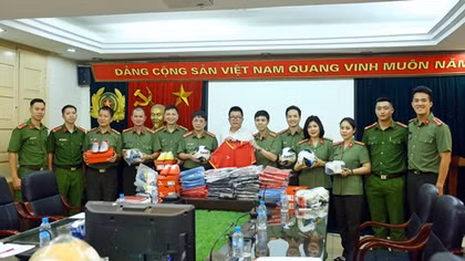 Đội bóng đá Báo CAND tiếp nhận trang phục thi đấu do KAMITO tài trợ