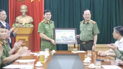 Thứ trưởng Nguyễn Văn Thành thăm và làm việc với Công an huyện Kim Bôi- tỉnh Hòa Bình