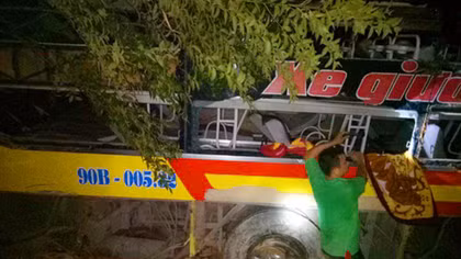 Ôtô giường nằm lao xuống vực ở đèo Lò Xo, 20 người bị nạn