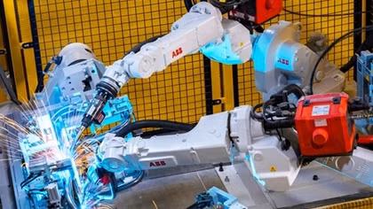 Robot công nghệ giúp lắp đặt xe máy điện