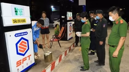 Phá đường dây tiêu thụ 2,7 triệu lít xăng giả, thu giữ hơn 100 tỉ đồng