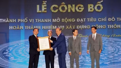 Phó Thủ tướng Trương Hòa Bình trao quyết định TP Vị Thanh đạt đô thị loại II
