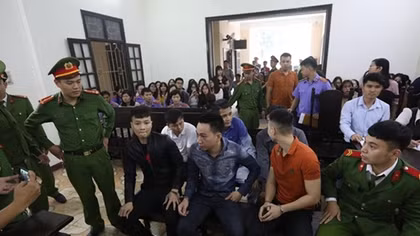 Khá Bảnh ra tòa, hàng trăm người tới xem xét xử