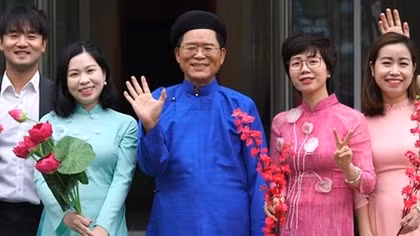 Đại sứ Hàn Quốc mặc áo dài, chúc mừng mùa xuân hy vọng