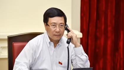 Phó Thủ tướng, Bộ trưởng Ngoại giao Phạm Bình Minh điện đàm với Bộ trưởng Ngoại giao Singapore