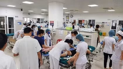 Tổ cấp cứu của BV Việt Đức vào Quảng Bình hỗ trợ cứu chữa bệnh nhân TNGT