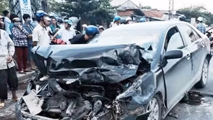 Xe ô tô gây tai nạn, 5 người bị thương