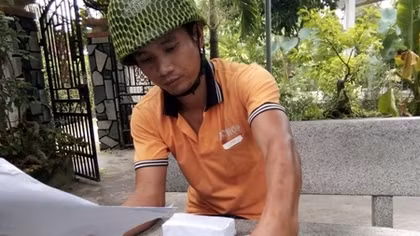 Thông tin thêm về vụ người lạ ném gói tiền vào nhà phóng viên