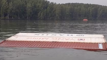 Chìm tàu 8.000 tấn trên sông Lòng Tàu, 285 container trôi trên sông