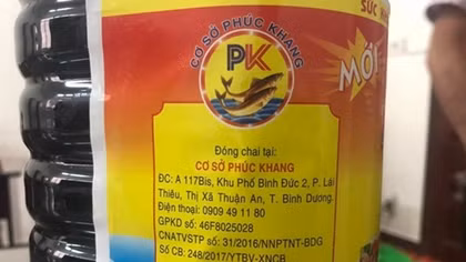 "Nước mắm cá cơm" được làm từ nước và nguyên liệu không rõ nguồn gốc