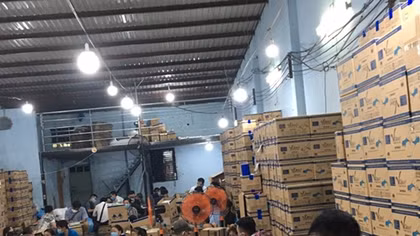 Phá đường dây sản xuất găng tay y tế giả trị giá 3 tỷ đồng