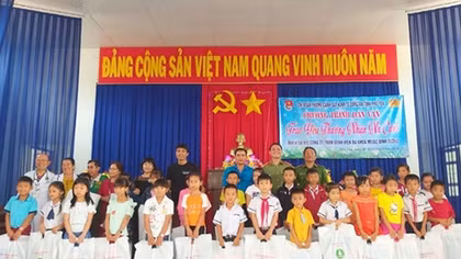 200 suất quà tặng cho người nghèo xã Hòa Tân Đông