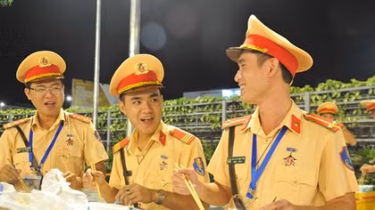 Bữa cơm vội của những chiến sĩ CSGT APEC