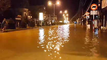 Nhiều địa bàn ở Nam Trung bộ ngập lụt do mưa lũ lớn