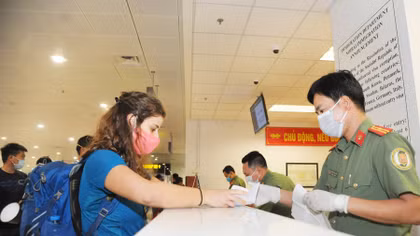 Công dân Việt Nam có 2 quốc tịch, sử dụng 2 hộ chiếu có trái với quy định?
