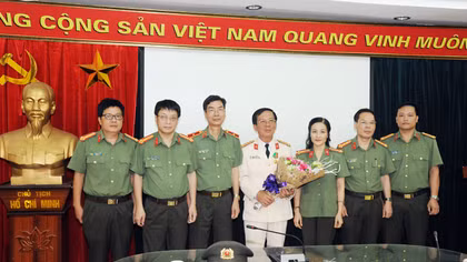 Đại tá Đặng Văn Lân đón nhận Huân chương Bảo vệ Tổ quốc hạng Nhì