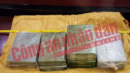 Bắt quả tang 2 đối tượng vận chuyển 10 bánh heroin tại Hà Giang