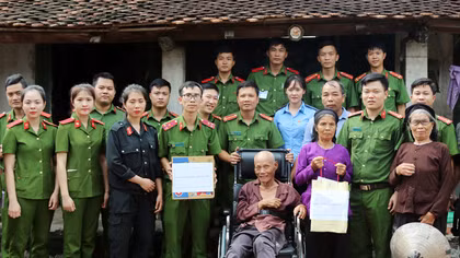 Tuổi trẻ CAND sẻ chia khó khăn với nhân dân vùng ngập lụt Chương Mỹ