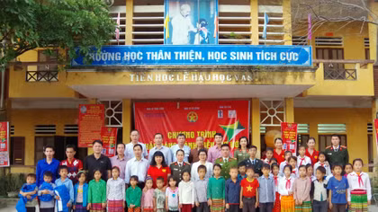 Sẻ chia khó khăn với học sinh xã Niêm Tòng, huyện Mèo Vạc