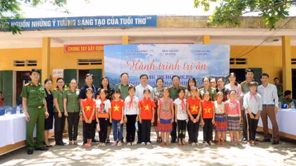 Cục Truyền thông CAND sẻ chia khó khăn với đồng bào huyện Mường Nhé
